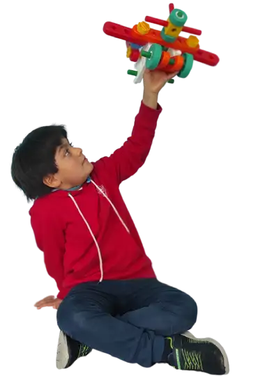 Niño jugando con un avión de lego