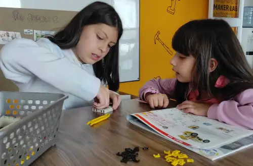 niñas jugando lego