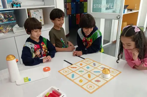 Niños jugando con robots